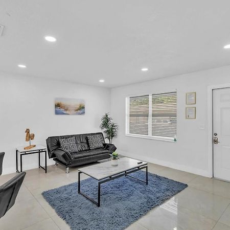 2 Bdrm Modern House Mins From Beach & Casino Hb1 Hallandale Beach Bagian luar foto
