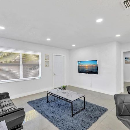 2 Bdrm Modern House Mins From Beach & Casino Hb1 Hallandale Beach Bagian luar foto