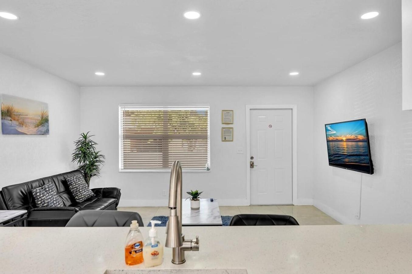 2 Bdrm Modern House Mins From Beach & Casino Hb1 Hallandale Beach Bagian luar foto