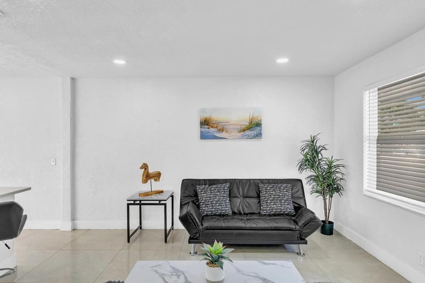 2 Bdrm Modern House Mins From Beach & Casino Hb1 Hallandale Beach Bagian luar foto