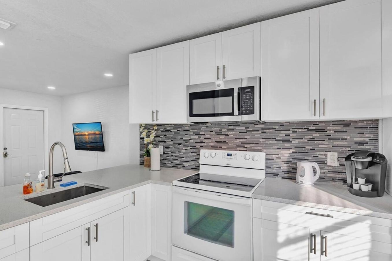 2 Bdrm Modern House Mins From Beach & Casino Hb1 Hallandale Beach Bagian luar foto