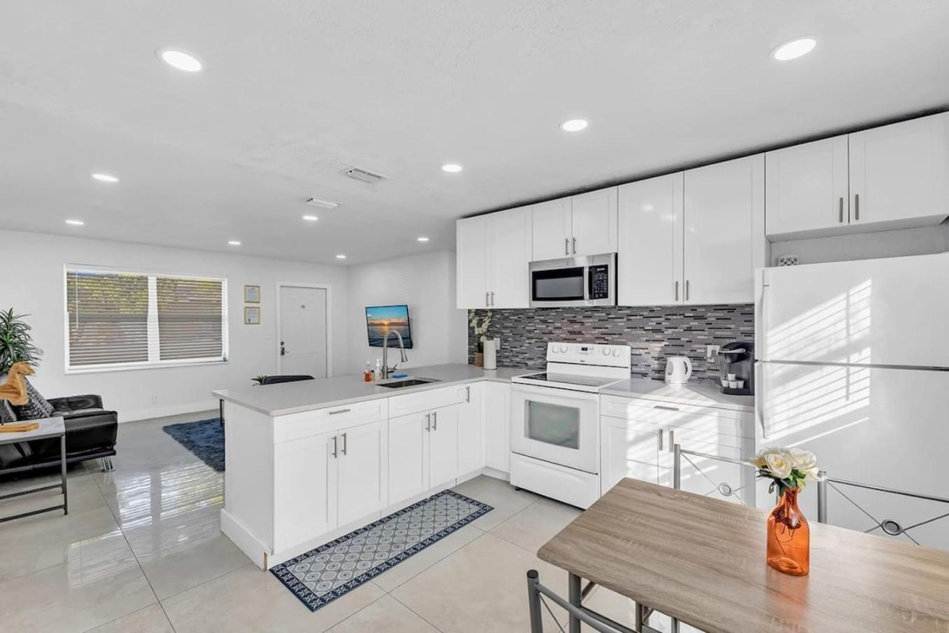 2 Bdrm Modern House Mins From Beach & Casino Hb1 Hallandale Beach Bagian luar foto