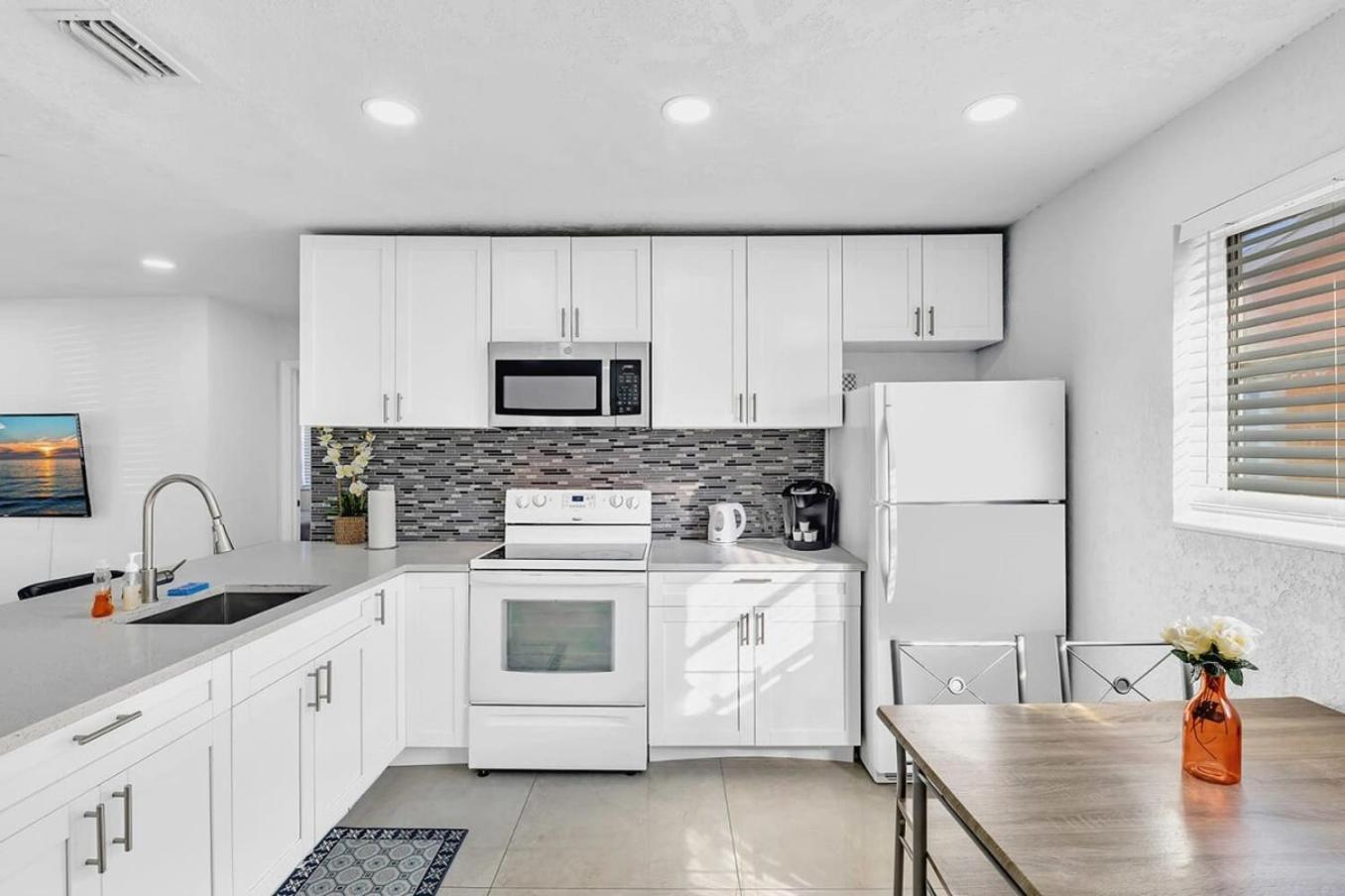 2 Bdrm Modern House Mins From Beach & Casino Hb1 Hallandale Beach Bagian luar foto
