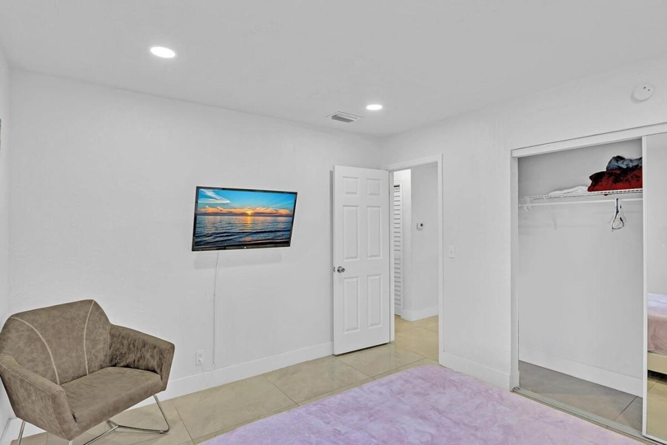 2 Bdrm Modern House Mins From Beach & Casino Hb1 Hallandale Beach Bagian luar foto