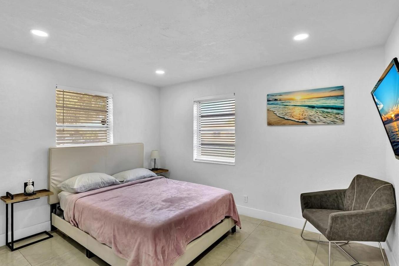 2 Bdrm Modern House Mins From Beach & Casino Hb1 Hallandale Beach Bagian luar foto