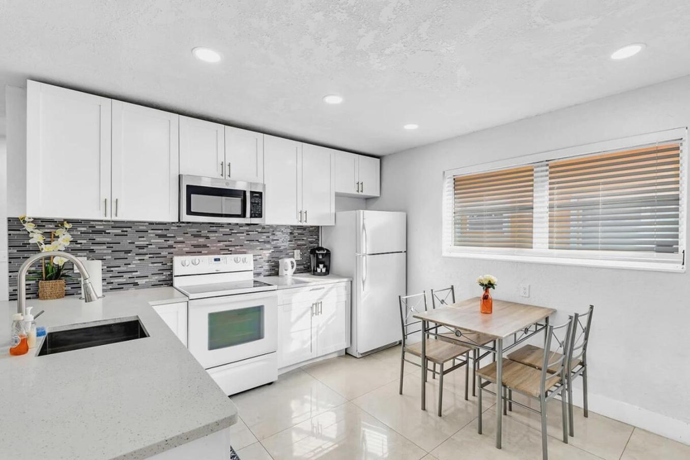 2 Bdrm Modern House Mins From Beach & Casino Hb1 Hallandale Beach Bagian luar foto