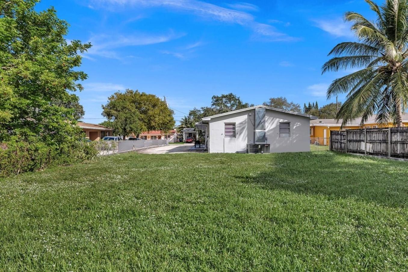 2 Bdrm Modern House Mins From Beach & Casino Hb1 Hallandale Beach Bagian luar foto