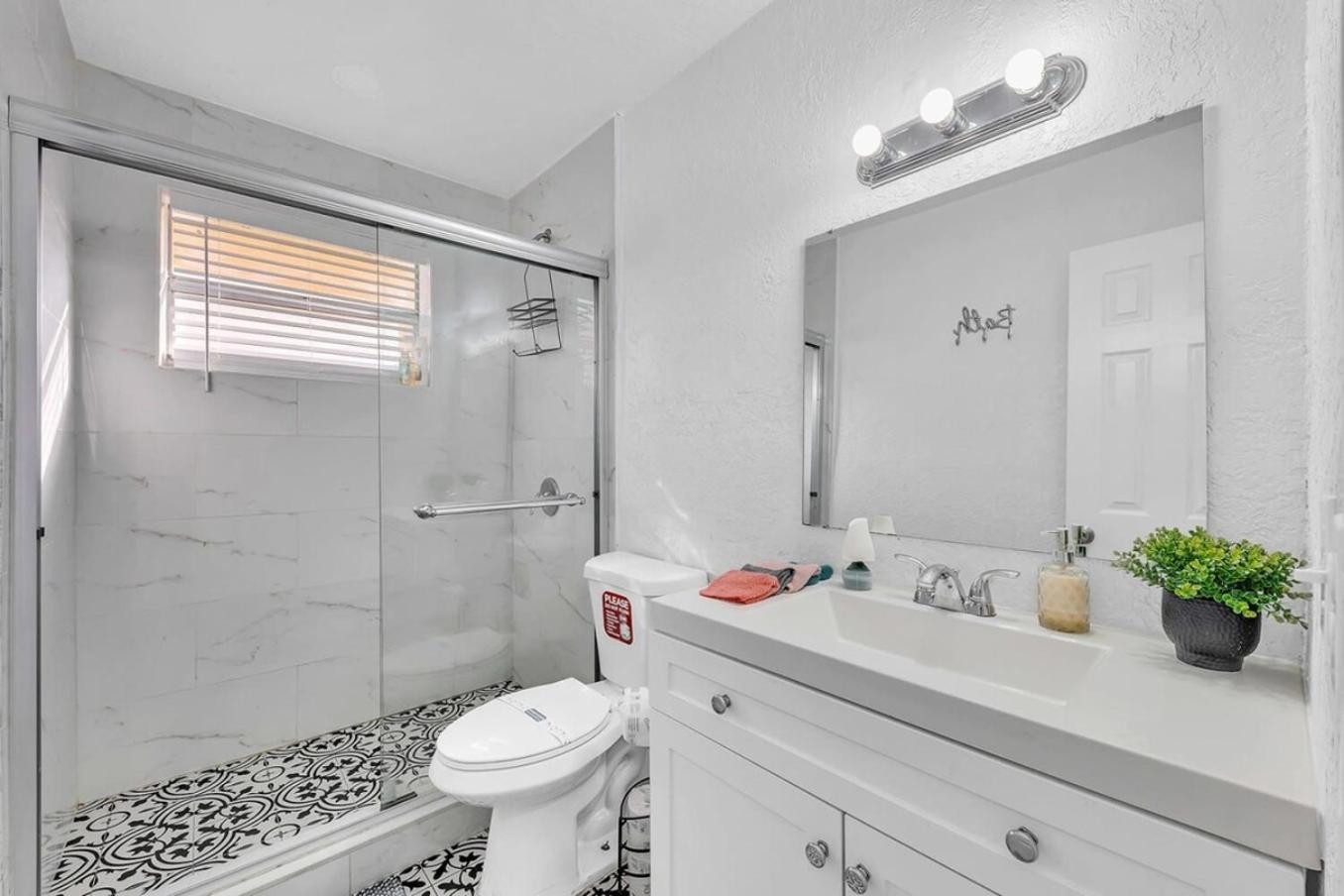 2 Bdrm Modern House Mins From Beach & Casino Hb1 Hallandale Beach Bagian luar foto